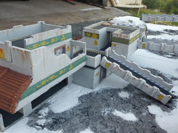 batiment pour jeu de figurines futuriste dans un d�cor enneign�